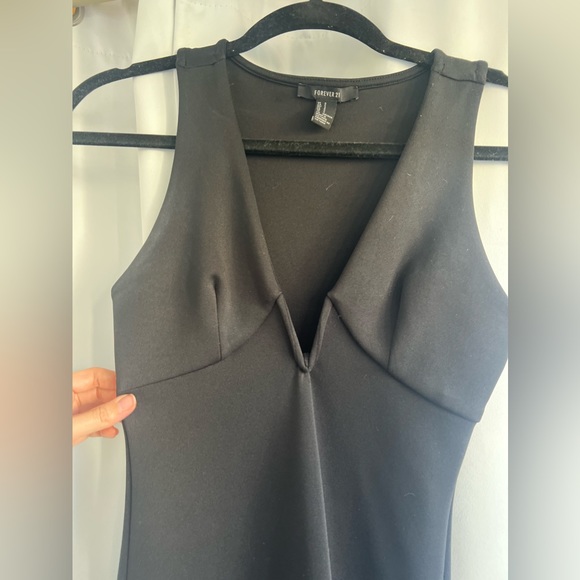 Deep-V mini dress - Picture 3 of 6